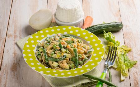 Makaronowe wstążki z cukinią, fasolką, marchewką i serem ricotta