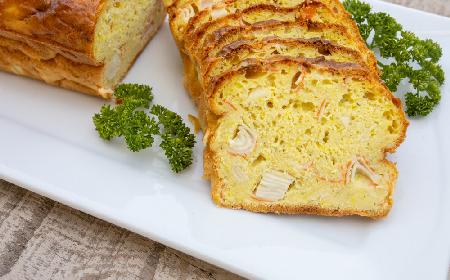 Wytrawny keks z krabowymi paluszkami surimi