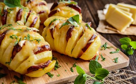 Genialne ziemniaki hasselback pieczone z kiełbasą i serem