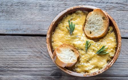 Zupa chlebowa z żółtym serem - tani i szybki przepis na smaczną zupę