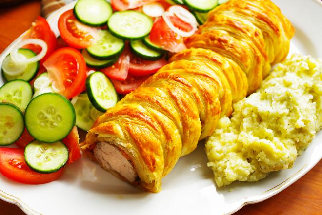 Schab zapiekany w cieście francuskim na rodzinny obiad