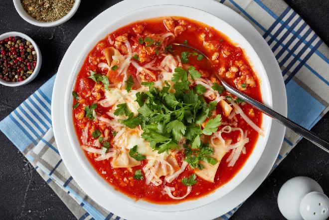 Zupa lasagna: sprytna pomidorowa z mielonym mięsem i makaronem