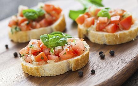 Bruschetta z agrestem i pomidorami - pomysł na lunch