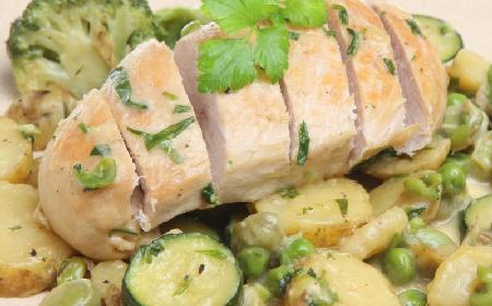 Pieczony filet z kurczaka z sosem estragonowym: łatwy przepis