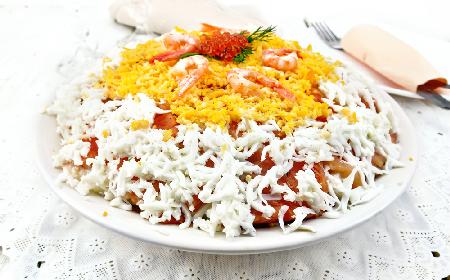 Warstwowa sałatka SUSHI z wędzonego łososia, ryżu i świeżego ogórka