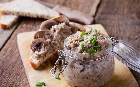 Obłędnie prosta i pyszna pasta pieczarkowa z jajkiem
