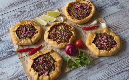 Smakowite pizzerinki z mielonym mięsem: pyszna przekąska na każdą okazję