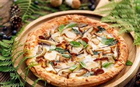 Pizza z grzybami leśnymi: przepis na pizza bianca z borowikami i kurkami
