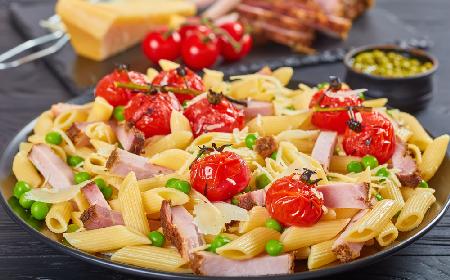 Sycąca sałatka z makaronu i wędliny - prosta i efektowna
