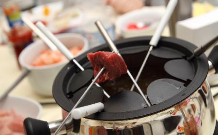 Fondue mięsne: przepis na niebanalną przekąskę