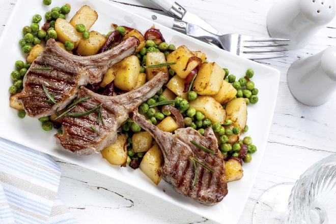 Aromatyczne kotlety jagnięce - przepis na danie w 30 minut!