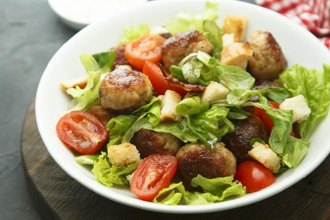 Bowl z pulpetami z menu beszamel