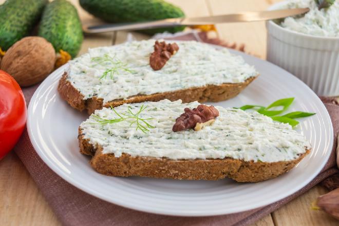 Ostra pasta serowa z orzechami - pyszna symfonia smaków