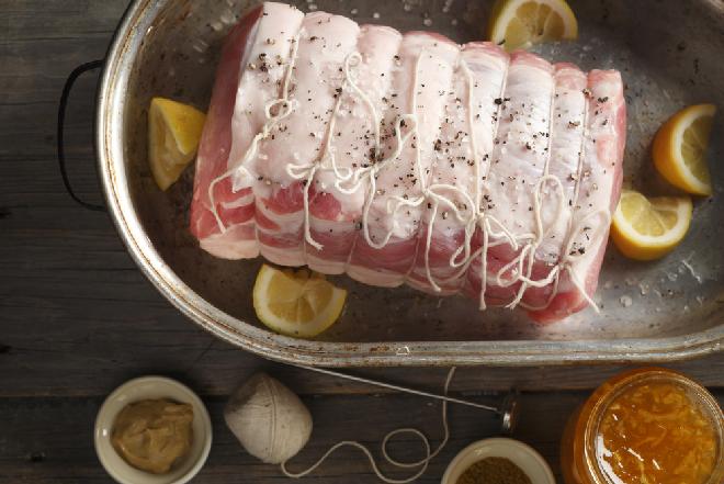 Wieprzowina pieczona w pomarańczach: przepis na pieczony schab lub boczek