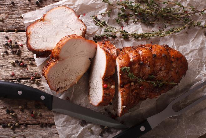 Ziołowy filet z indyka: najlepsza pierś indycza pieczona w maśle ziołowym