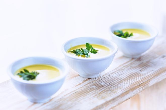 Krem selerowy z parmezanem: przepis na pożywną i aromatyczną zupę