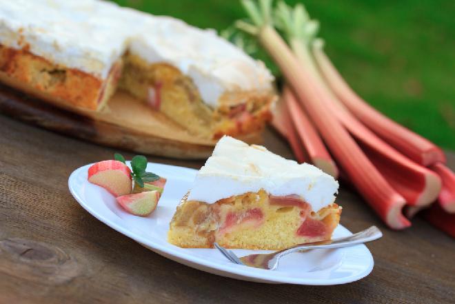 Ciasto rabarbarowe na kruchym spodzie z bezą orzechową - dobry przepis